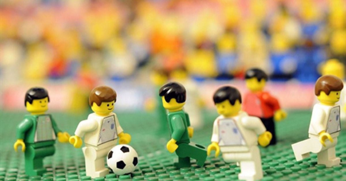 19-річний житель передмістя Ганновера Фабіан Моріц знімає короткі ролики про голи Чемпіонату Світу з футболу, де головні ролі виконують фігурки з конструктора LEGO.  Фабіан монтує свої ролики, які вже стали сенсацією мережі Інтернет, з фотографій. Інколи для одного сюжету йому доводиться зробити понад 80 фотографій. / © AFP