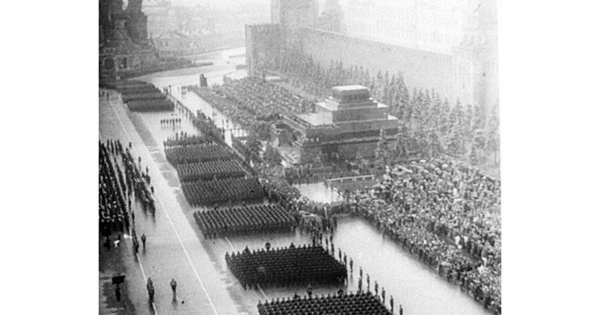У 1945 році, 24 червня, на Красній площі у Москві пройшов перший парад, присячений перемозі у Великій Вітчизняній війні.