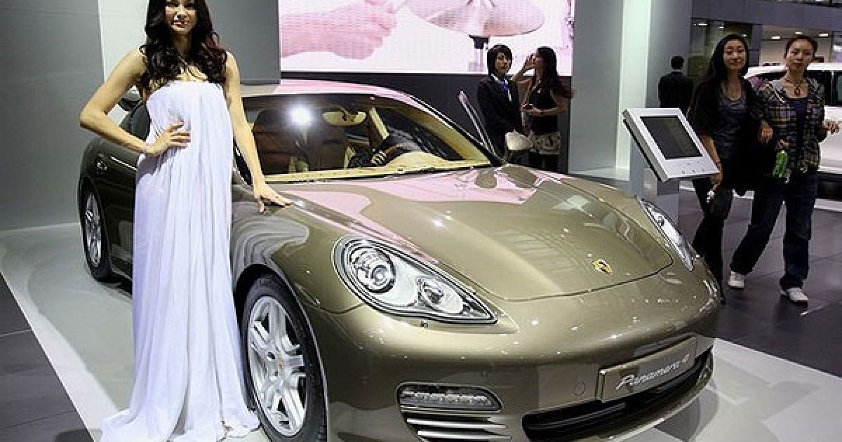 Відома модель з Гонконгу Розмарі Ванденбрук під час світової прем’єри Porsche Panamera 4 на автосалоні у Пекіні. / © Getty Images/Fotobank