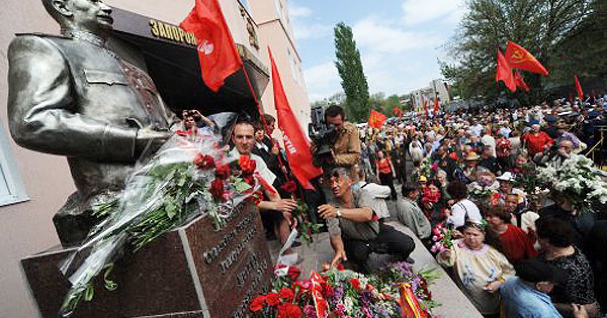 Біля будівлі Запорізького обкому Компартії України зібралося близько 500 осіб: жителі та гості міста, ветерани і члени КПУ. / © УНІАН