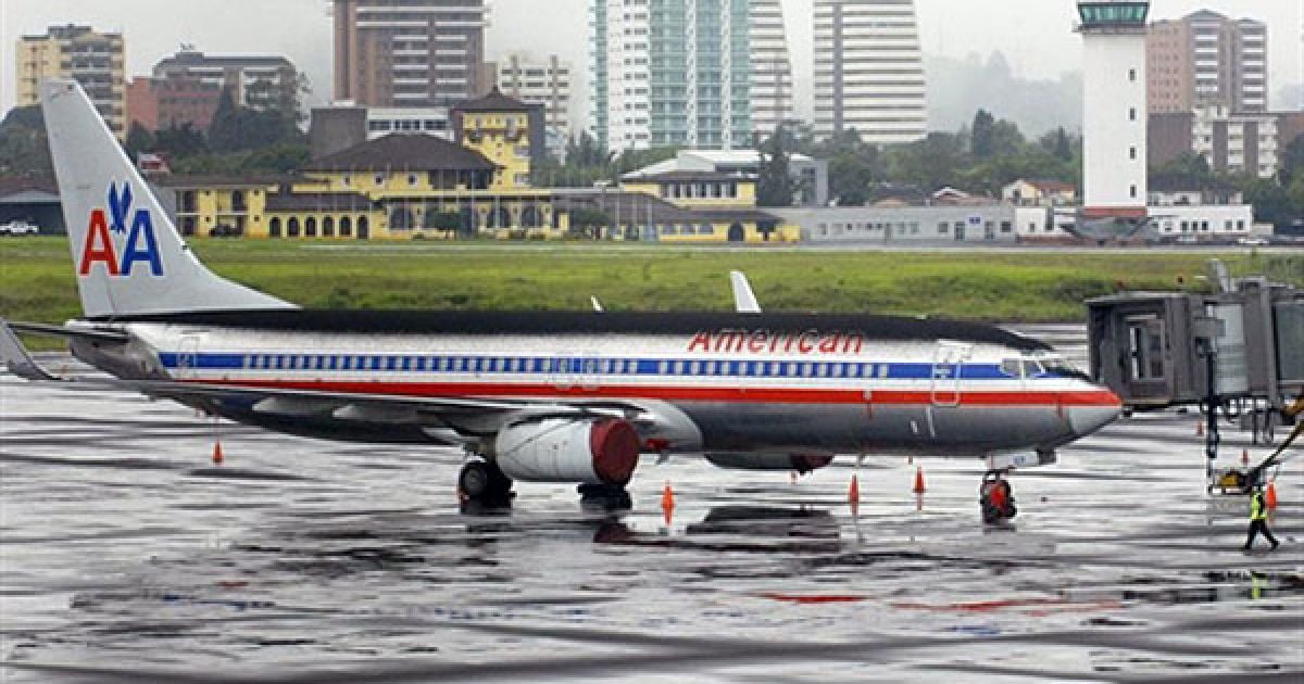 Гватемала. Літак, вкритий попелом з вулкана Пакайя, стоїть на злітній смузі у міжнародному аеропорту Ла-Аурора, який був тимчасово закритий через виверження вулкана. Президент Гватемали Альваро Колом оголосив надзвичайний стан після сильного виверження вулкана Пакайя на півдні країни. Вулканічний попіл накрив кілька міст, одна людина загинула, кілька людей пропали безвісті.