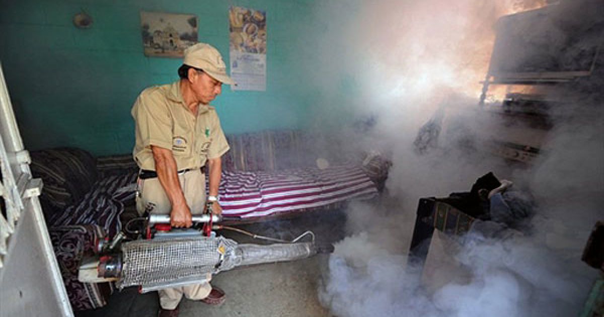 Гватемала. Співробітник Міністерства охорони здоров'я розпилює інсектициди проти комарів, що переносять лихоманку денге, у житловому будинку у місті Гватемала. Уряд почав виконання стратегічного плану з профілактики та боротьби з лихоманкою денге у країні, оскільки останнім часом збільшилась кількість випадків захворювання після тропічного шторму "Агата". У Гватемалі вже було зареєстровано 2700 легких і 289 важких випадків захворювання на лихоманку денге, 6 осіб загинули. / © AFP