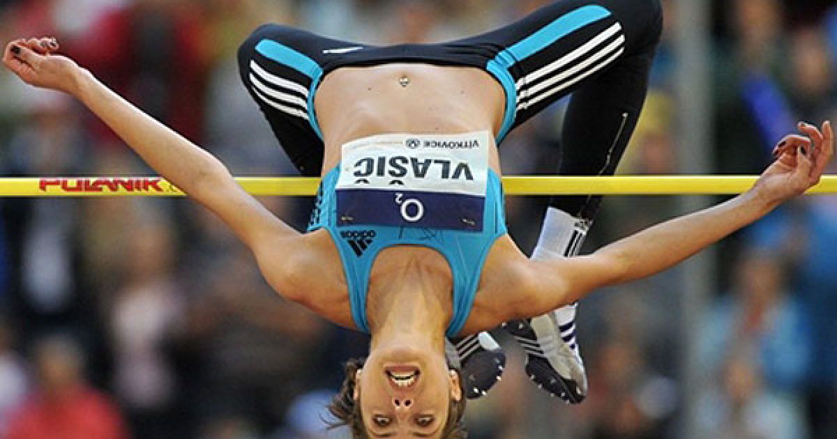 Чехія, Острава. Хорватська спортсменка Бланка Власіч виконує стрибок у висоту під час Чемпіонату світу з легкої атлетики.