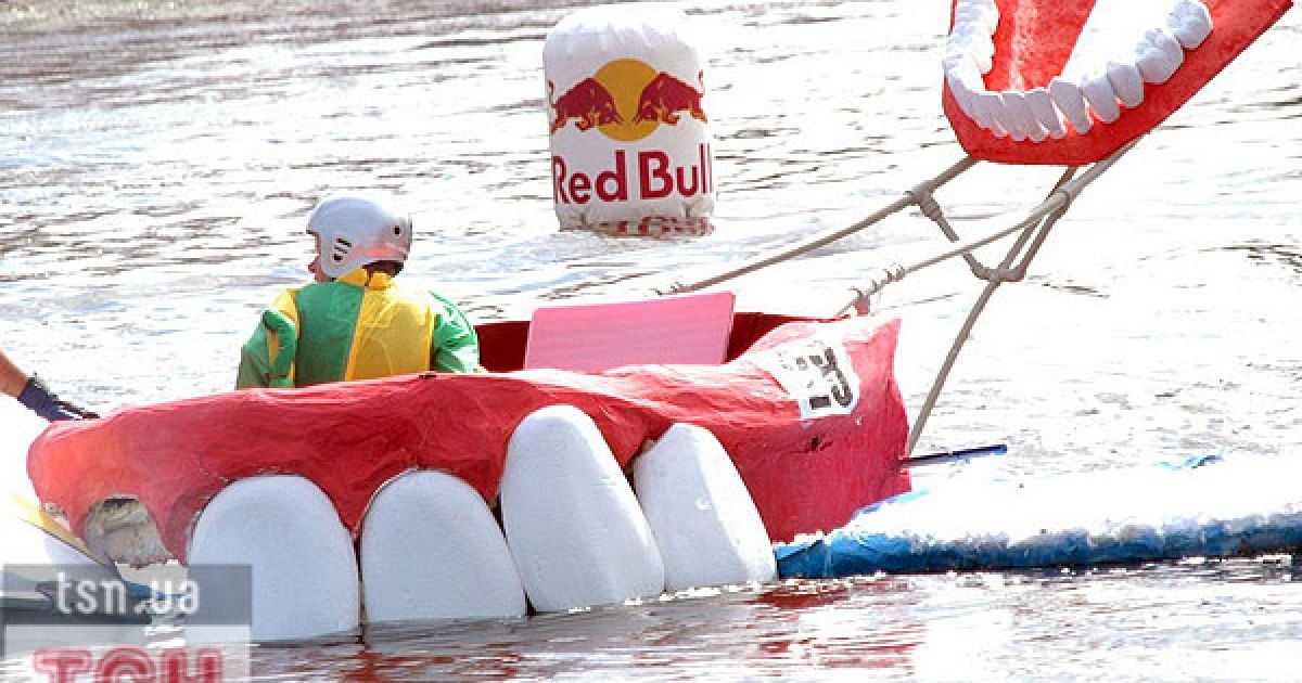 Колектив стоматологів пролетів на щелепі.