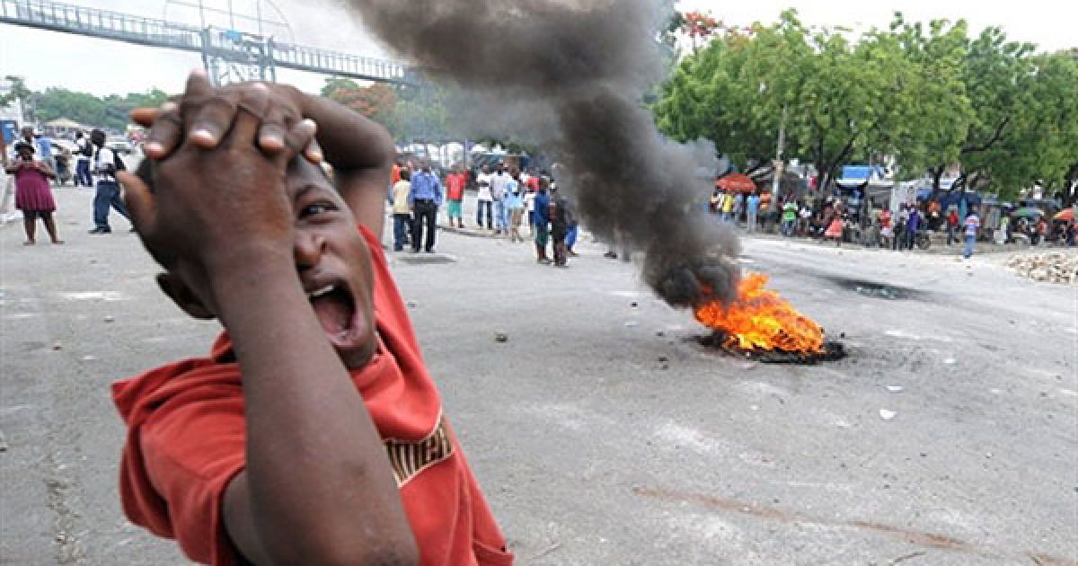 Гаїті, Порт-о-Пренс. Гаїтянські студенти провели демонстрацію поблизу президентського палацу в Порт-о-Пренсі. Мітингувальники протестували проти насильства з боку миротворців ООН до гаїтянських студентів і вимагали ООН залишити Гаїті. / © AFP