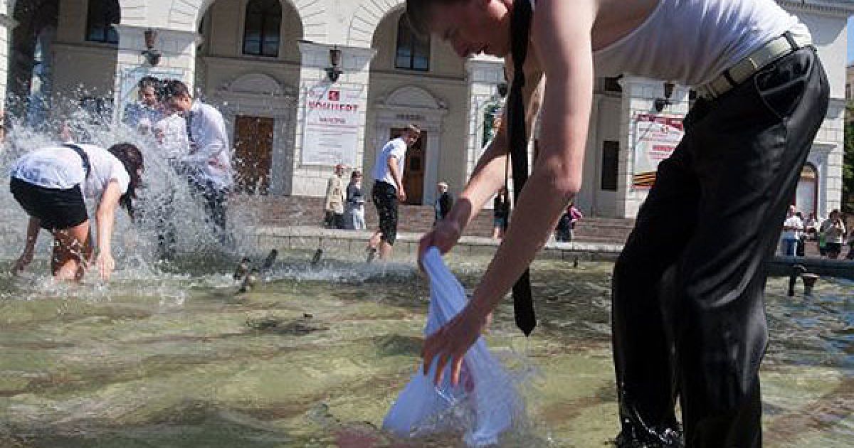 28 травня у школах Києва і Львова пролунали останні дзвоники. Фото: УНІАН / © УНІАН