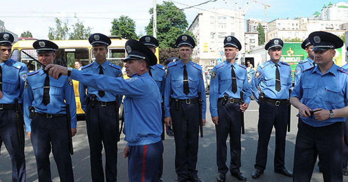 Активісти роздали одноразові виделки працівникам міліції, щоб вони "познімали зі своїх вух "лапшу" від Януковича". / © zaukrainu.org