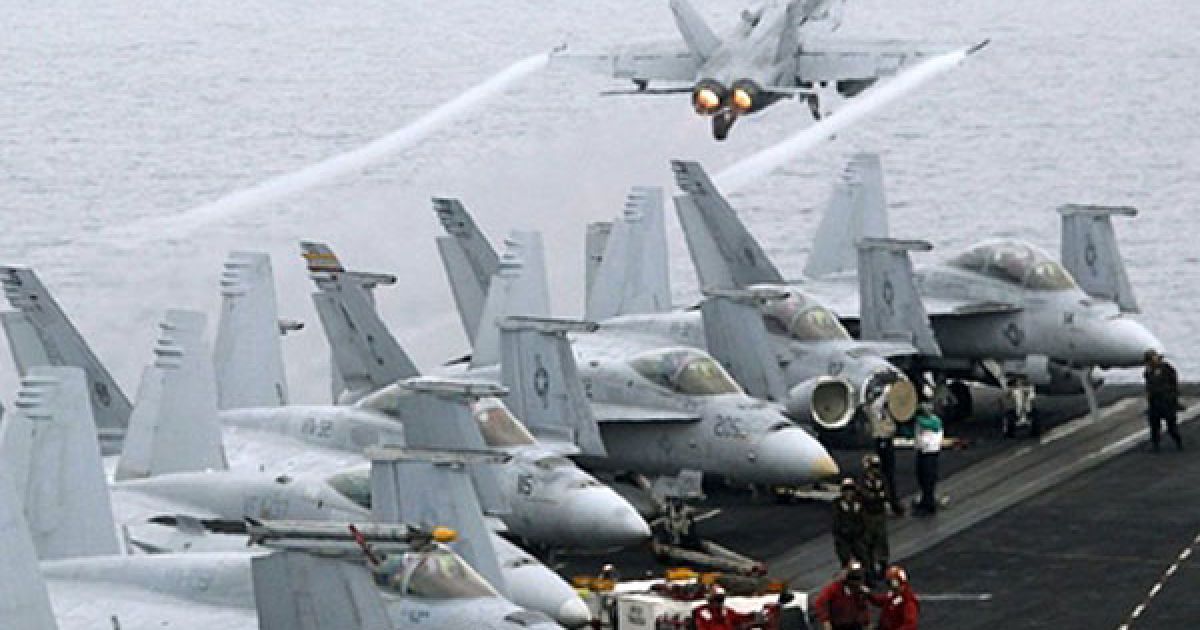Італія, Сігонелла. Реактивний винищувач AF/A-18 злітає з атомного авіаносця "Harry S. Truman" у Середземному морі на південь від Сицилії. Міністр оборони Німеччини Карл-Теодор цу Гуттенберг відвідав з одноденним візитом американський авіаносець і фрегат "Hessen" німецького флоту, який входить до супроводжуючого конвою авіаносця. / © AFP