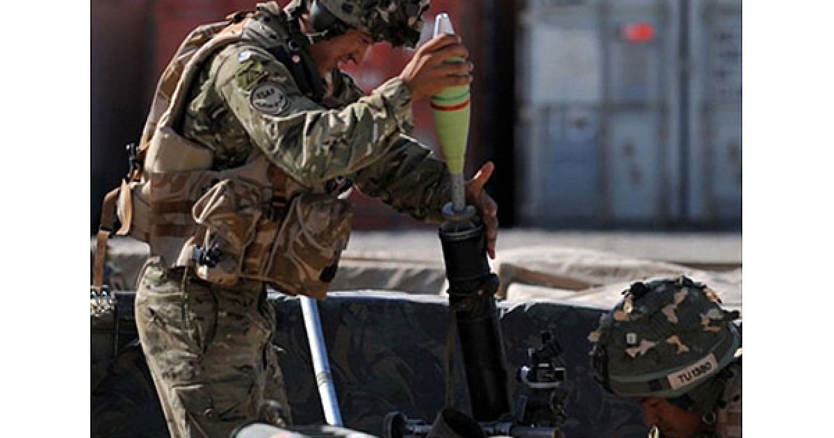 Солдат 1-го стрілкового батальйону королівських гуркхів заряджає міномет на патрульній базі у селі Нахр-Е-Сарай, провінція Гільменд. / © AFP