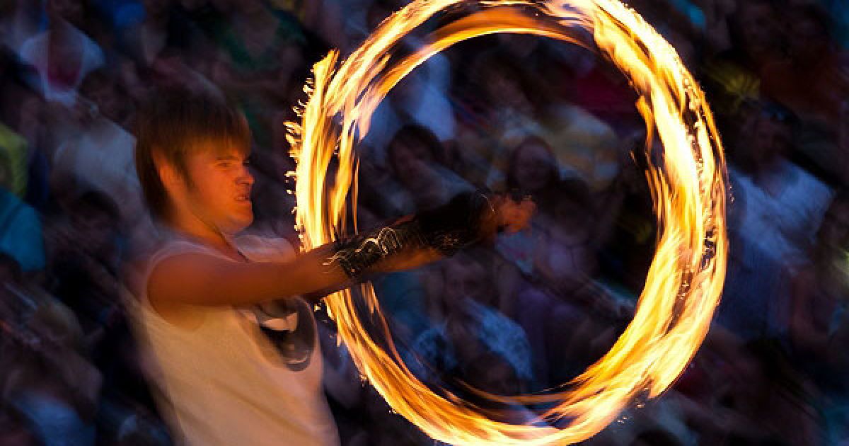 Україна, Київ. Артисти виступають на міжнародному фестивалі вогню "Kiev Fire Fest 2010" у Києві. Майстри вогняного мистецтва зі США, Німеччини, Фінляндії, Угорщини, Ізраїлю, Росії, Литви, Швеції, України та інших країн взяли участь у щорічному святі вогню, яке відбулося в українській столиці. / © Украинское Фото