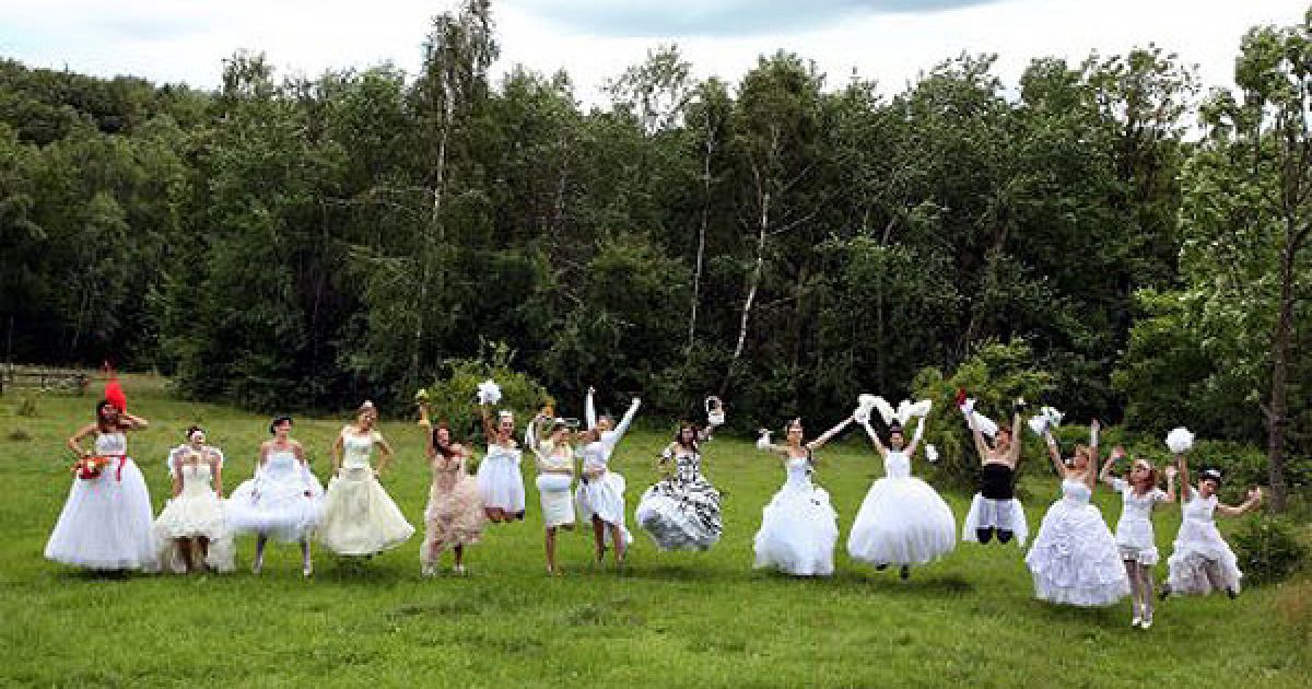 На Закарпатті провели 3-й Закарпатський парад наречених, у якому взяли участь понад 150 дівчат. / © УНІАН