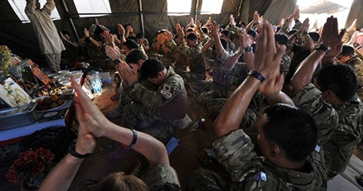 Солдати 1-го стрілкового батальйону королівських гуркхів моляться у індуїстському храмі на патрульній базі в селі Нахр-Е-Сарай, провінція Гільменд / © AFP