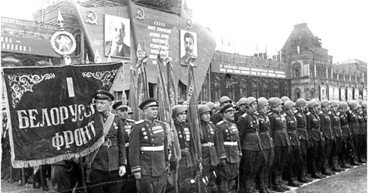 Зведений полк 1-го Білорусського фронту під час параду Перемоги, 1945 рік.
