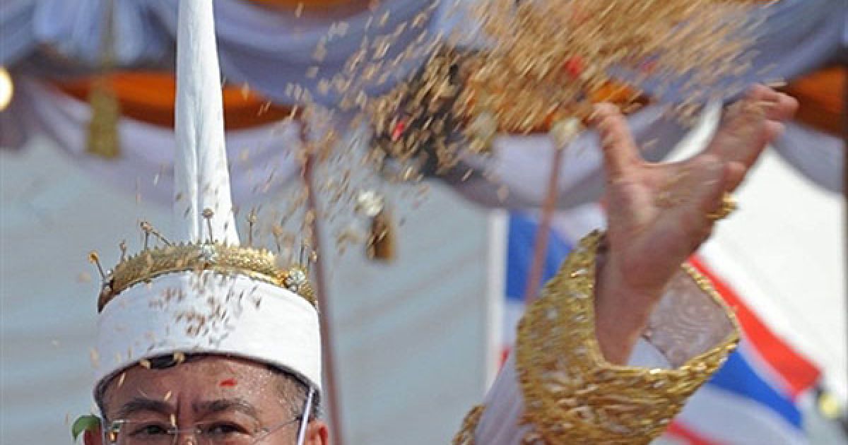 Таїланд, Бангкок. Ведучий королівської церемонії оранки Юкол Лімламтонг розкидує рис під час щорічної церемонії у Санам Луанг в Бангкоку. За однією з традицій, у Таїланді волхви пророкують наступний врожай у королівстві, а також чи достатньо буде опадів, чи вистачить води, чи отримають багаті врожаї з рисових полів. / © AFP