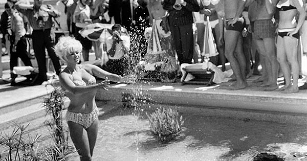 1964 рік. Американська актриса Джейн Менсфілд позує фотографам у басейні готелю Carlton, 12 травня 1964 року. / © AFP