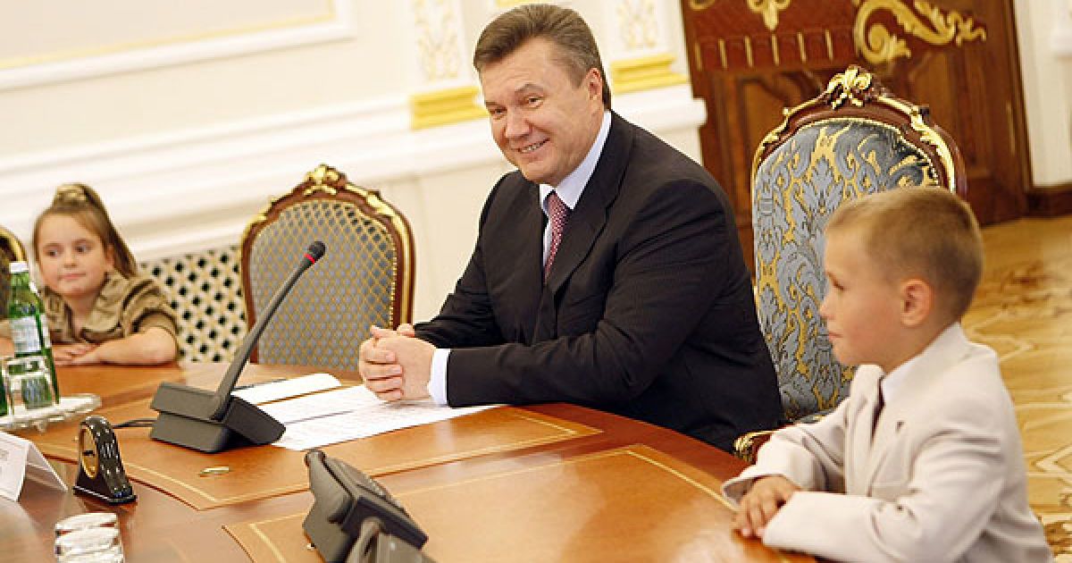 Вітаючи присутніх зі святом, Віктор Янукович зазначив: "Щоб ви були щасливими, багато чого буде залежати від вас самих." / © President.gov.ua