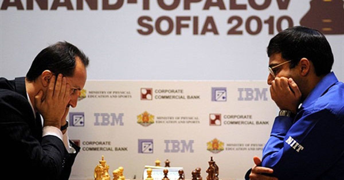 Болгарія, Софія. Чинний чемпіон світу з шахів Вішванатан Ананд (Індія) грає проти свого болгарського суперника, претендента на чемпінський титул, Веселіна Топалова. У Софії проходить чемпіонат світу з шахів FIDE. / © AFP