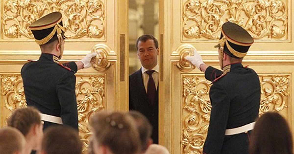 Росія, Москва. Солдати у історичній формі відкривають двері перед президентом Росії Дмитром Мєдвєдєвим, коли той входить до зали прийомів у Кремлі, де влаштували урочистий прийом для багатодітних сімей. / © AFP
