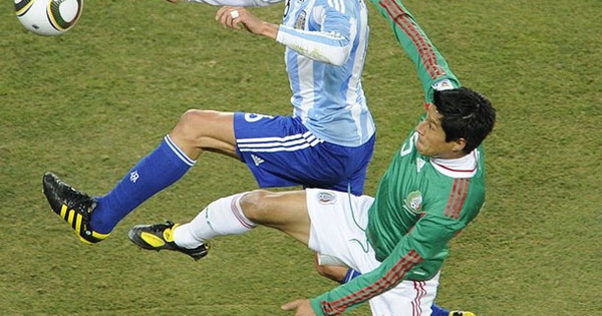 Габріель Хайнце обходить Рікардо Осоріо / © AFP