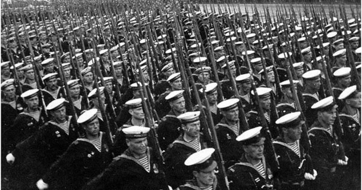 У 1945 році, 24 червня, на Красній площі у Москві пройшов перший парад, присячений перемозі у Великій Вітчизняній війні.