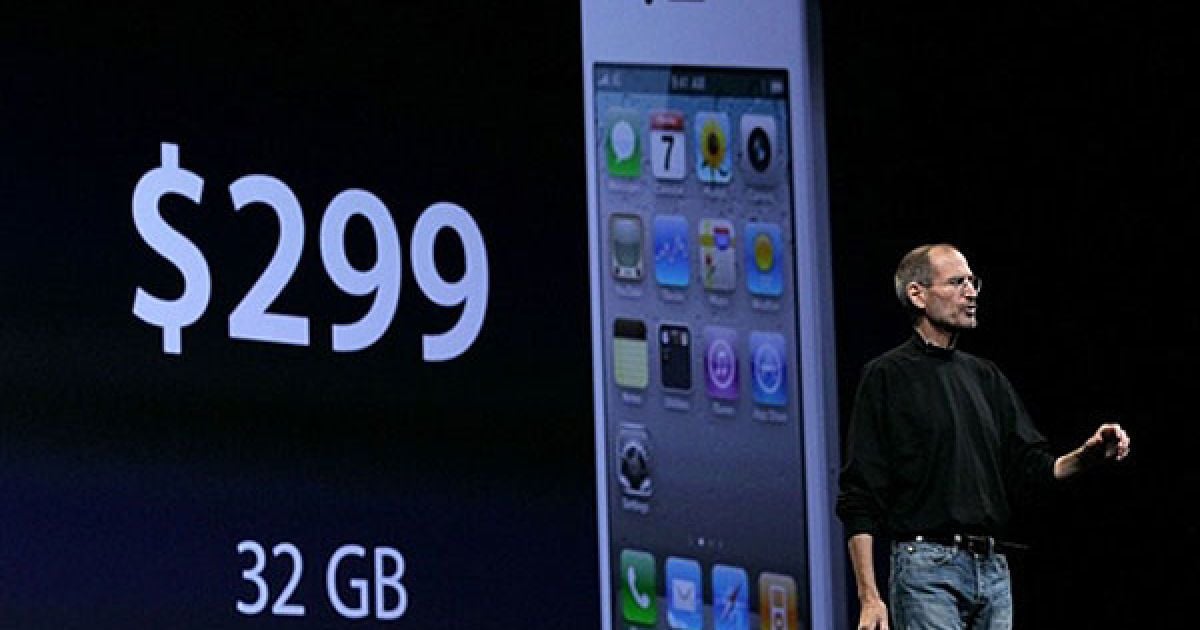 32-гігабайтна модель нового смартфона Apple iPhone 4 буде коштувати в США 299 доларів, а 16-гігабайтна версія пристрою &mdash; 199 доларів. / © AFP