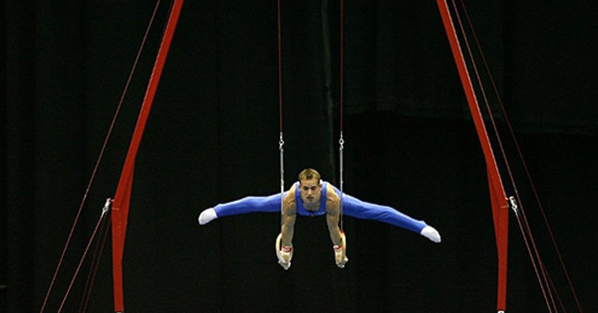 Флавіус Кочі з Румунії виконує вправу на кільцях на Чемпіонаті Європи зі спортивної гімнастики у Бірмінгемі. / © AFP