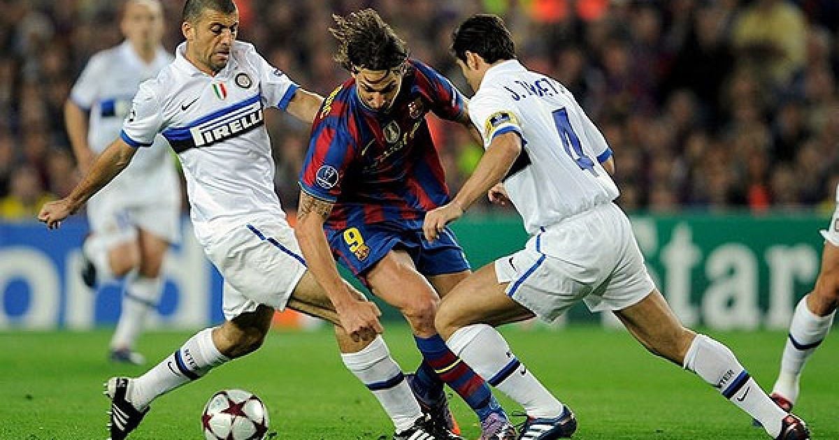 Самуель і Занетті ("Інтер") відбирають м’яч у гравця "Барселони" Златана Ібрагімовича. / © AFP