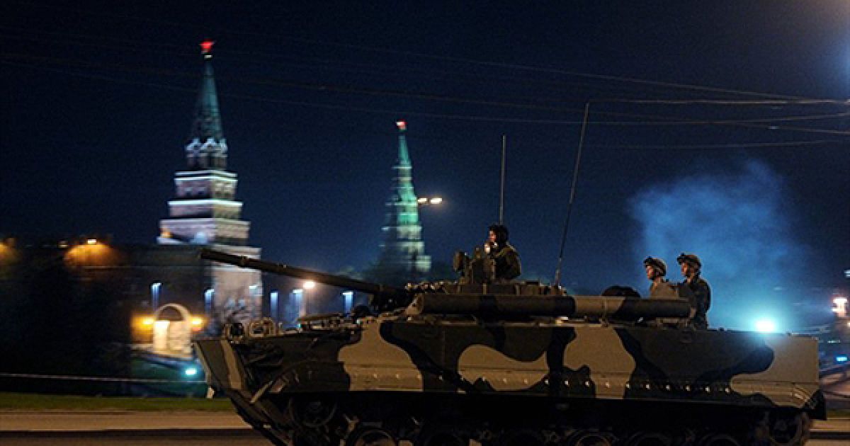 27.04. Москва. Нічна репетиція параду на честь 65-ої річниці закінчення Другої світової війни. / © AFP