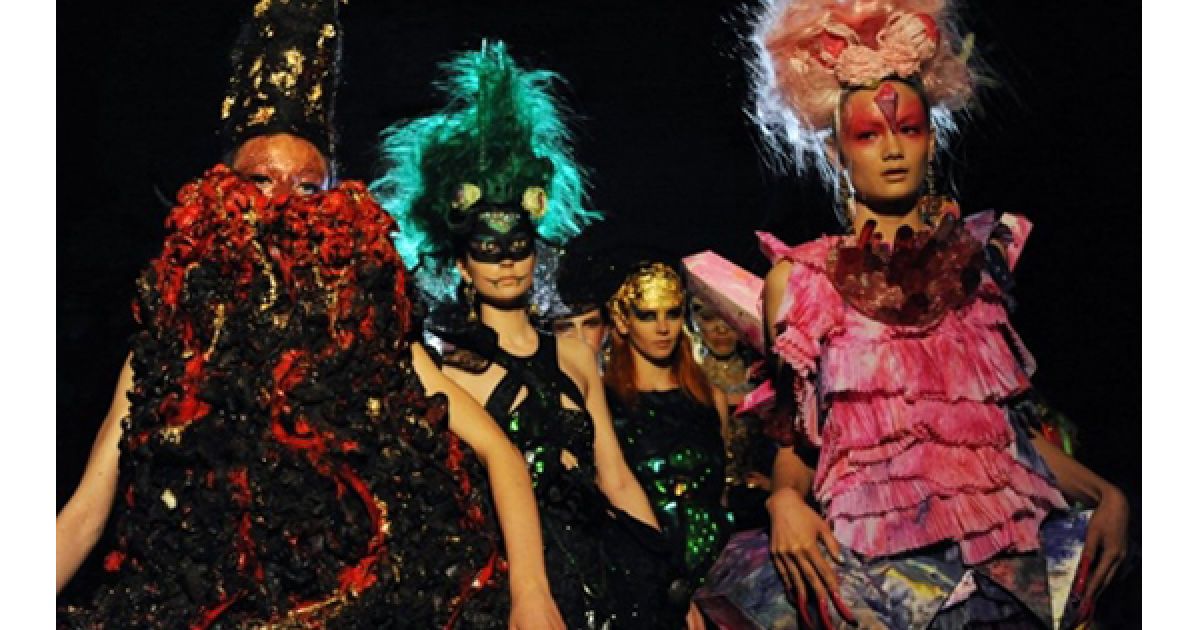 Закінчення показу "Ренесансний динозавр" марки Romance Was Born на Австралійському тижня моди у Сіднеї. / © AFP