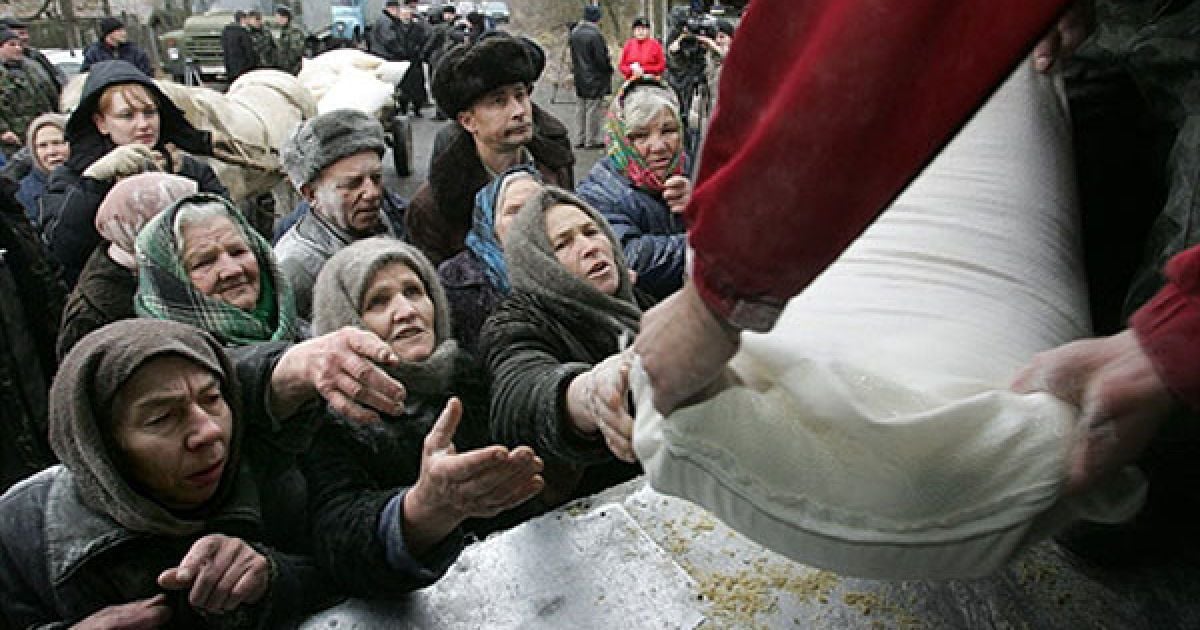 Україна, село Ільїнці, 30-км зона. Мешканці отримують допомогу від МНС України. / © AFP