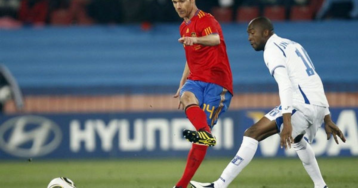 Алонсо б&rsquo;є по м&rsquo;ячу / © AFP