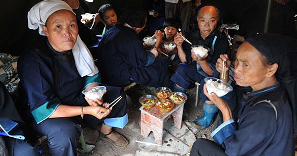 Місцеве населення евакуюють з місця трагедії / © AFP