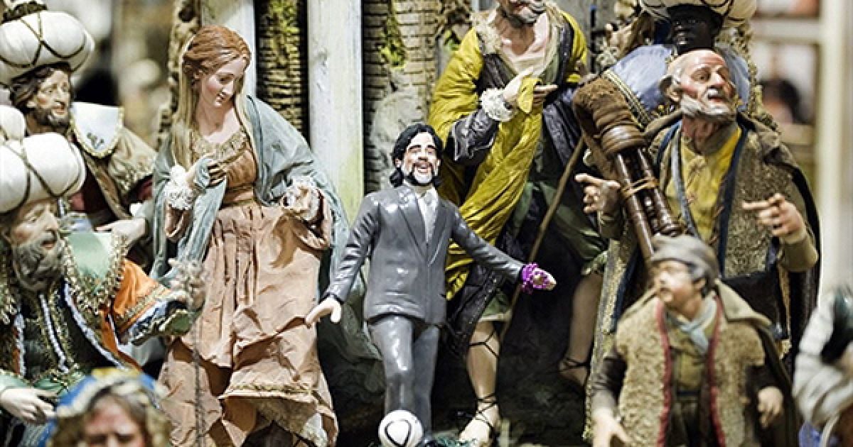 Власник сувенірної крамнички у Неаполі виліпив та встановив на вітриною із сценою Різдва глиняну фігурку головного тренера збірної Аргентини Дієго Марадони на честь виграшу його команди у матчі проти Греції. / © AFP