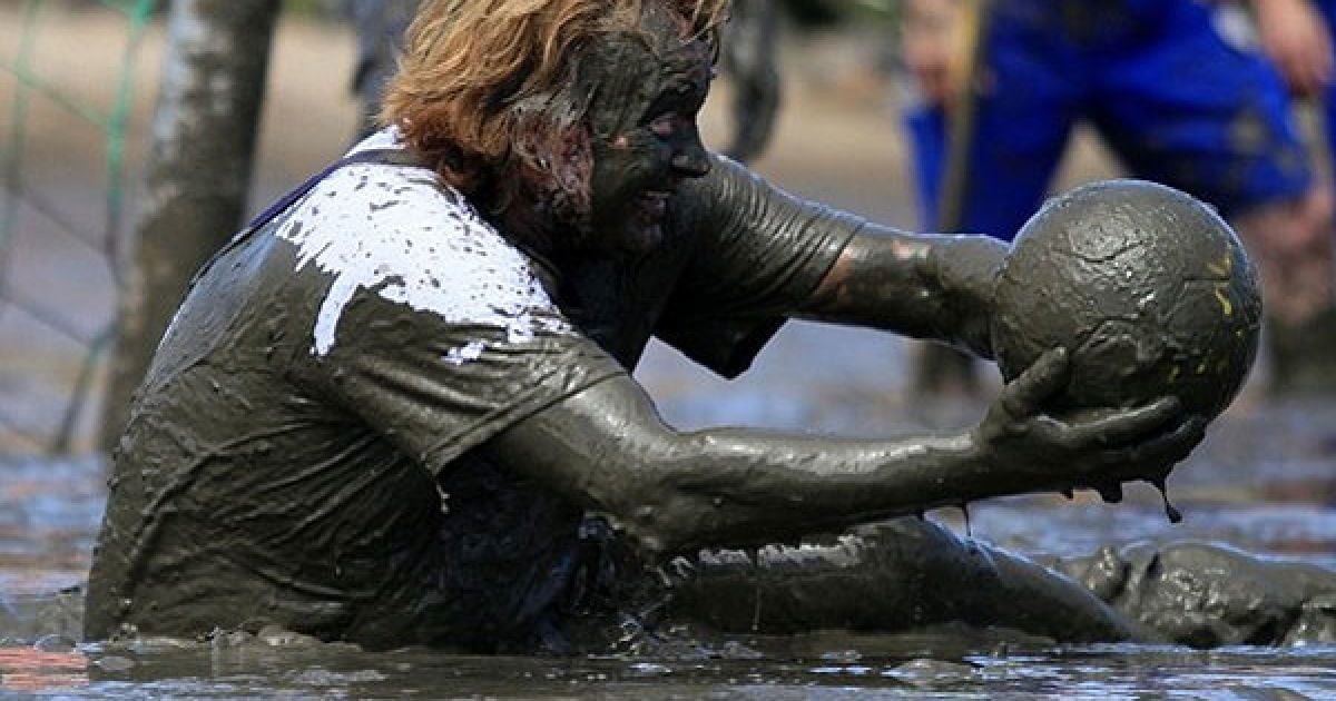 Одним з найпопулярніших серед брудних змагань є футбол у багнюці. / © Getty Images/Fotobank