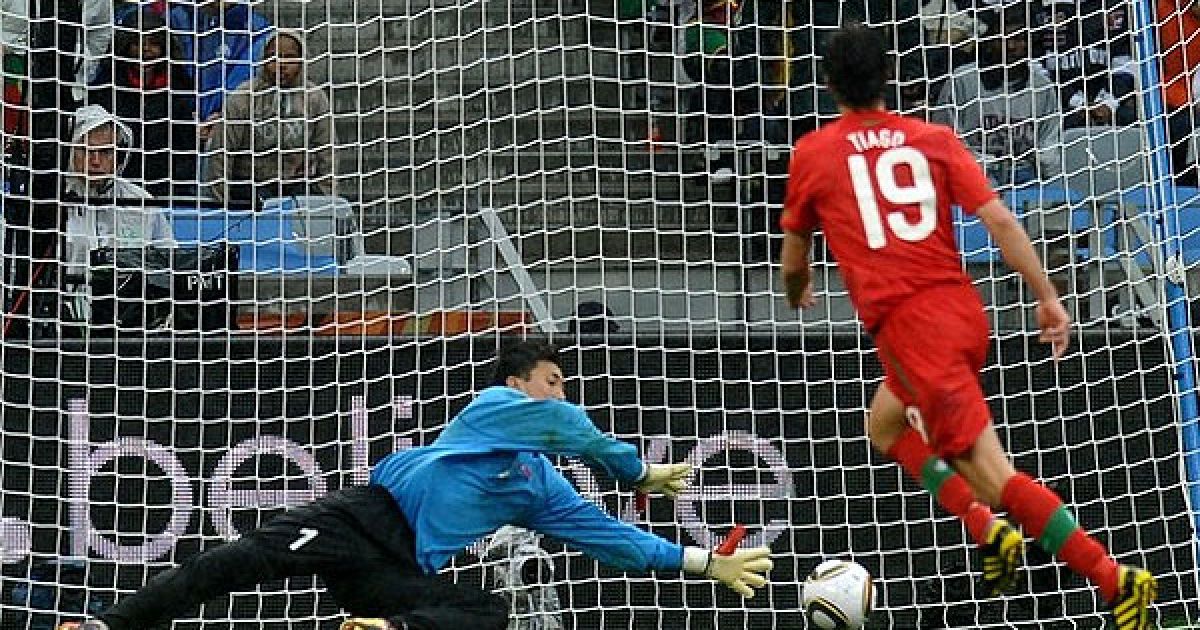 Тьягу поклав два м&rsquo;ячі у сітку воріт корейської збірної / © daylife.com
