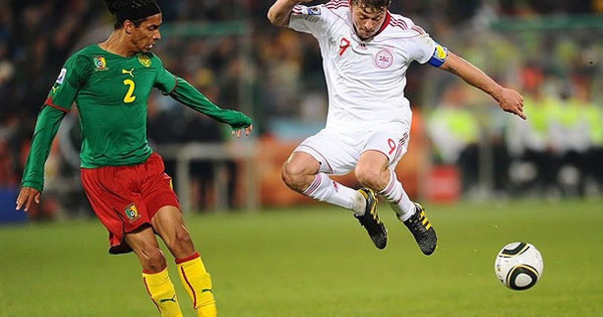 Томассон показує Ассу-Екотто, як потрібно стрибати / © AFP