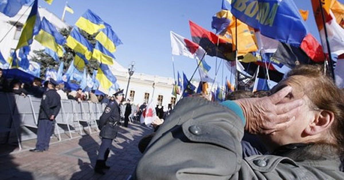 Біля огорожі навколо Верховної ради, де встановлені намети Партії регіонів, знаходяться близько двох тисяч прихильників ПР. / © Сегодня