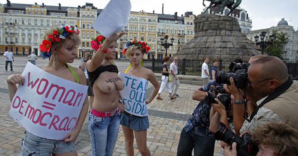 Активістки жіночого руху FEMEN звернулись до Гілларі Клінтон з проханням навчити український уряд гендерній рівності та демократії. / © УНІАН