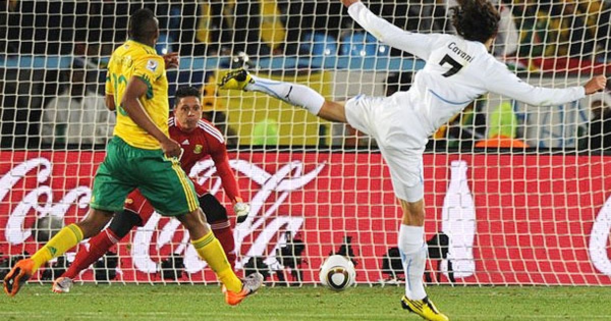 Едісон Кавані показує "ластівку" голкіперу збірної ПАР / © Getty Images/Fotobank