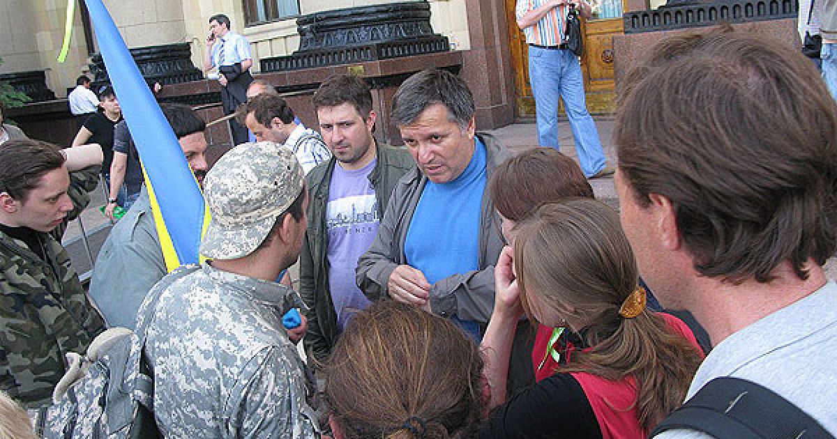 Дорогу до приміщення облдержадміністрації захисникам парку перекрив кордон міліції. Після тривалих суперечок його вдалося обійти завдяки втручанню депутатів облради, зокрема і колишнього губернатора Арсена Авакова. / © dozor.kharkov.ua