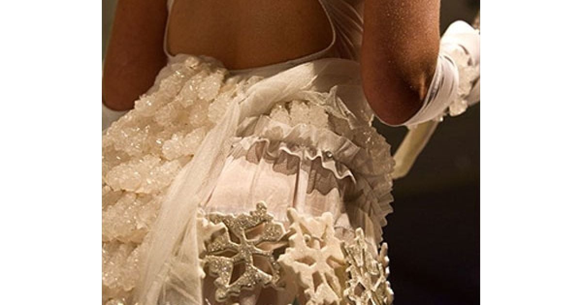 Моделі виходили на подіум в одязі, виготовленому з шоколаду, марципанів і цукру. / © AFP