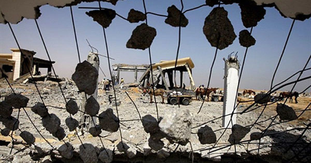 Рафа. Палестинська територія після ізраїльського авіаудару, спрямованого на покинутий аеропорт у південній частині сектора Газа. Ізраїль здійснив дві повітряні удари по Газі вночі, кілька людей отримали поранення. / © AFP