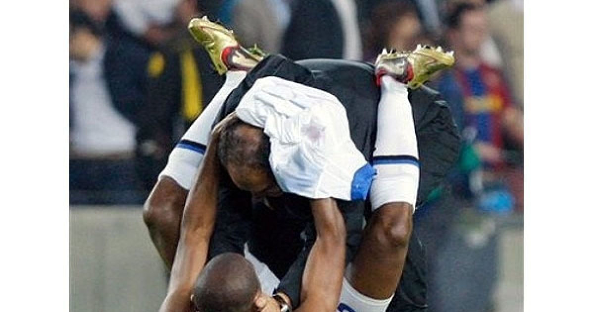 Самуеля Ето’о (на землі) вітають з виходом "Інтера" у фінал Ліги чемпіонів. / © daylife.com