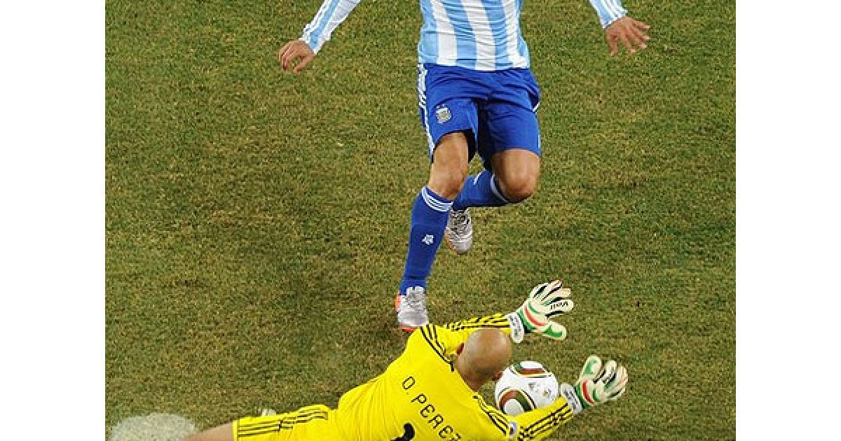 На 26-й хвилині відзначився Карлос Тевес, який забив перший гол у ворота Мексики. / © AFP