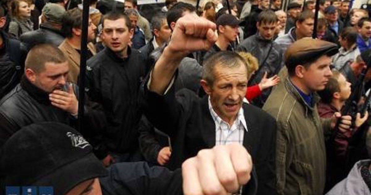 Люди Тягнибока заявляють, что міліція застосувала грубу фізичну силу проти учасників пікету у Львові. / © zik.com.ua