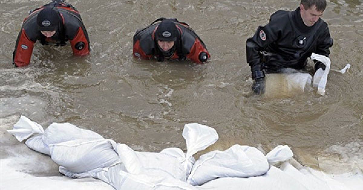 Згідно із прогнозами синоптиків, короткочасні дощі та бурі триватимуть у Польщі до середини тижня, хвиля паводків продовжує рухатися з півдня на північ країни по Віслі, Одеру та інших річках. / © AFP