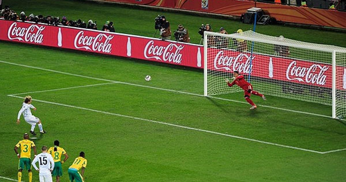 На 76-й африканці заробили пенальті та вилучення голкіпера збірної ПАР. До м'яча підійшов Дієго Форлан і потужним ударом увігнав м'яча під поперечину. / © Getty Images/Fotobank