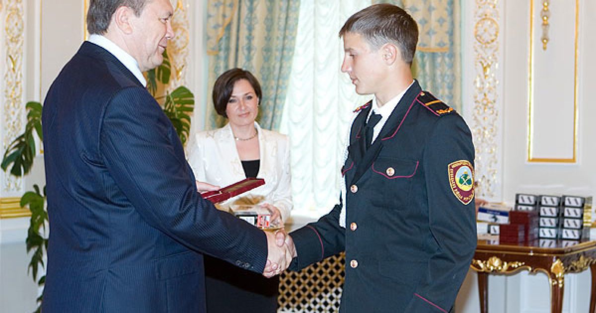 Віктор Янукович вручив державні нагороди  дітям та молодим людям, які проявили особисту мужність і героїзм, рятуючи життя людей. / © President.gov.ua