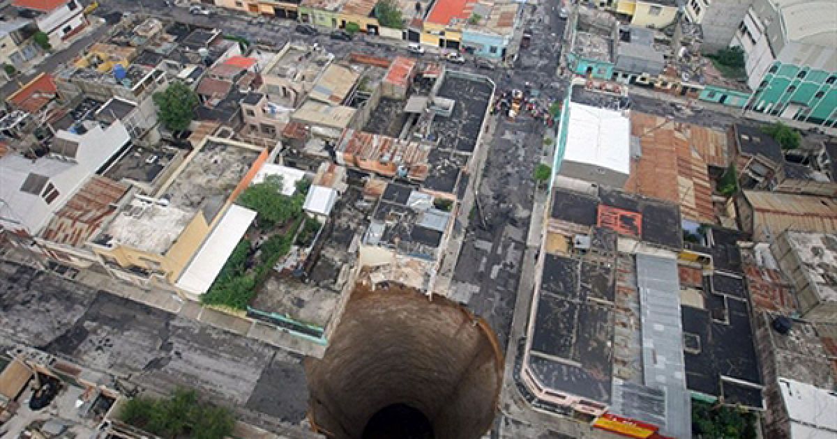 31.05. У гватемальському місті Есквінтла в наслідок зсуву ґрунту, який був спричинений тропічним штормом Агата, утворився величезний кратер. В наслідок тропічного шторму у Центральній Америці загинули щонайменше 100 людей. / © AFP