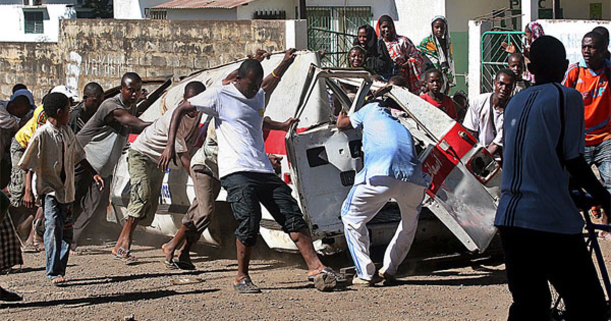 Коморські острови, Фомбон. Місцеві мешканці споруджують барикаду перед проведенням акції протесту. Вони вимагають від уряду встановити графік проведення виборів, оскільки закінчується термін повноважень президента Ахмеда Абдалли Самбі.